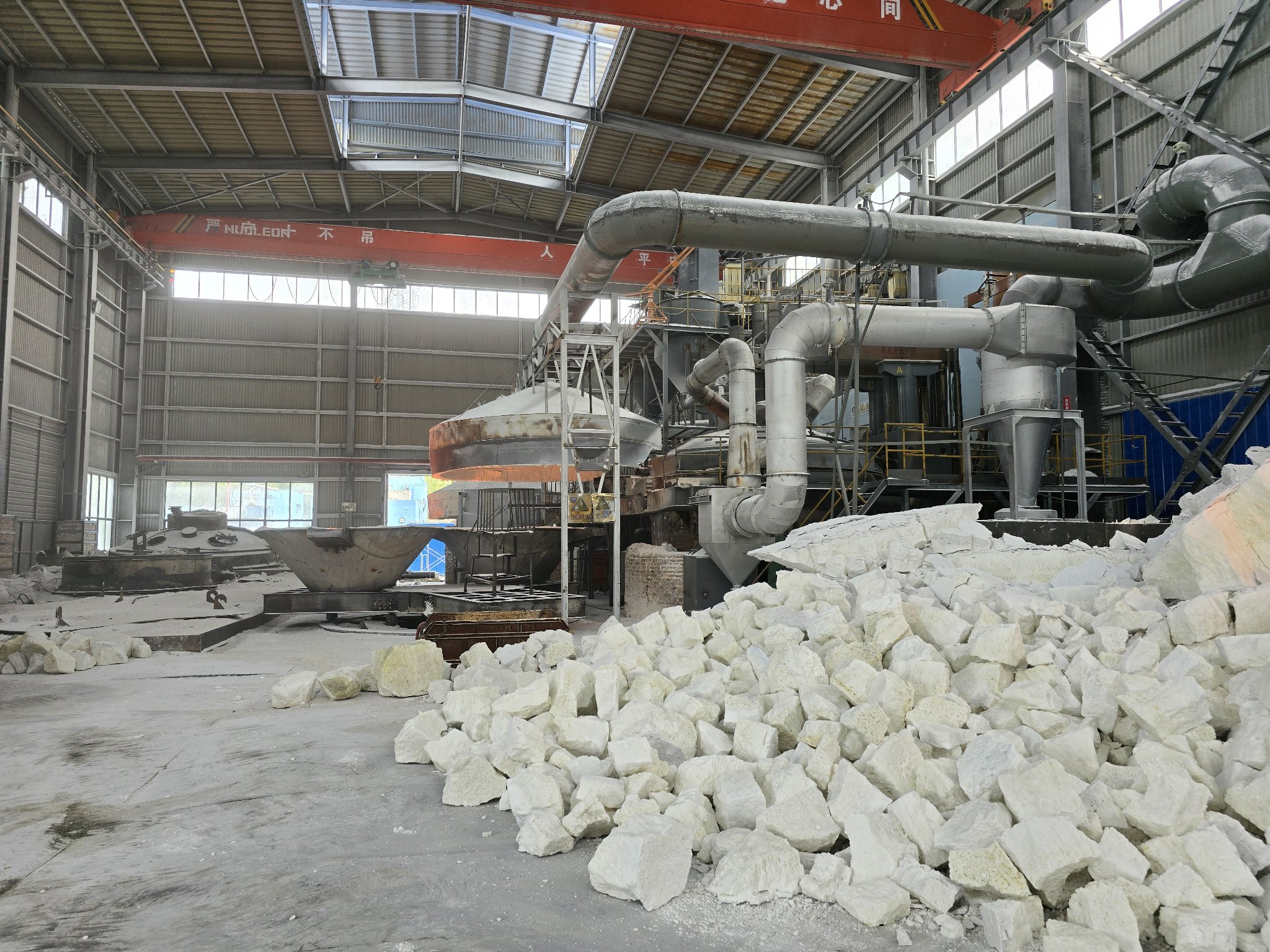 Fused alumina smelting workshop with arc furnaces and white lump stock
